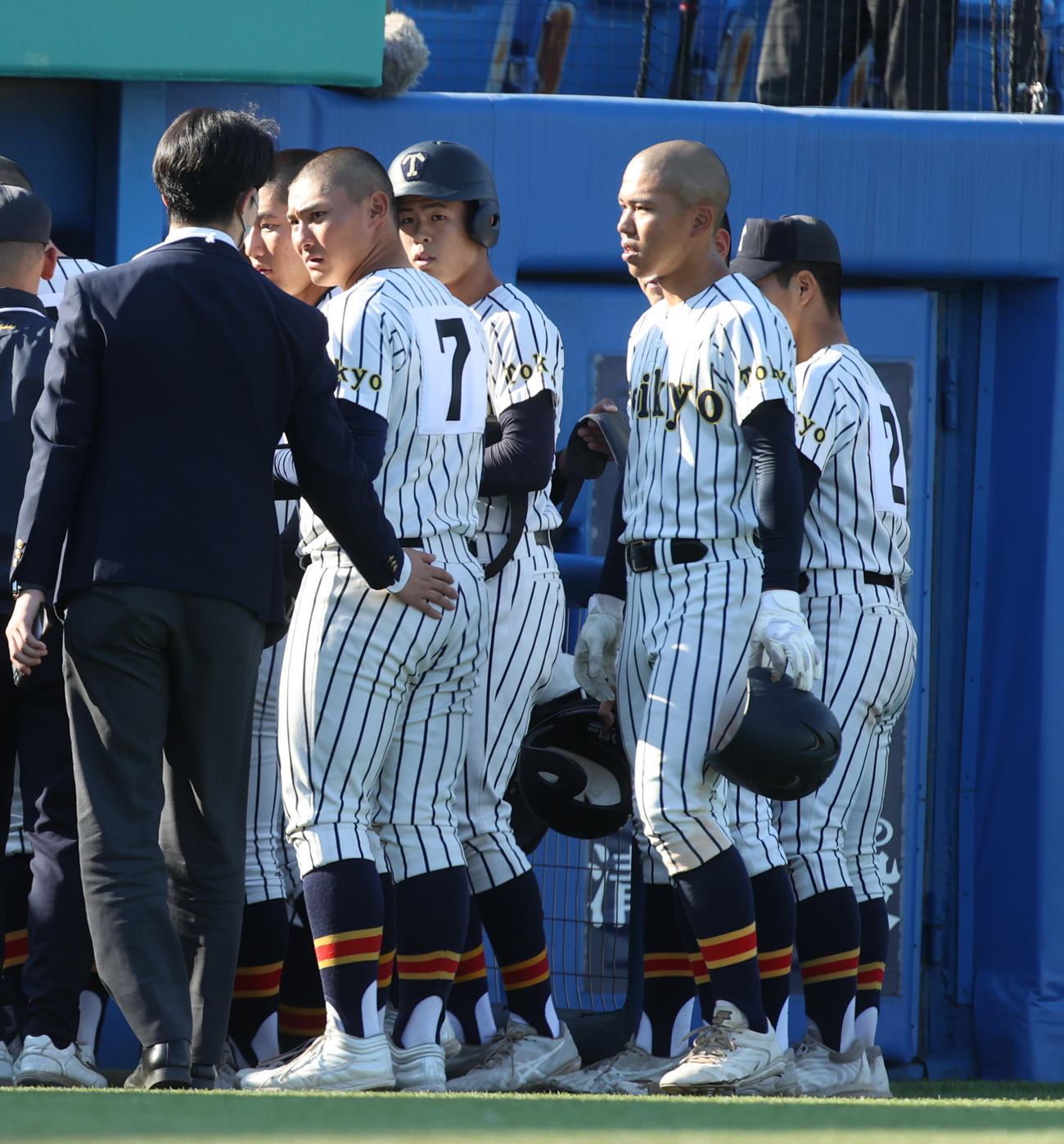 山梨学院対帝京　敗れた帝京ナインは引き揚げる（撮影・柴田隆二）