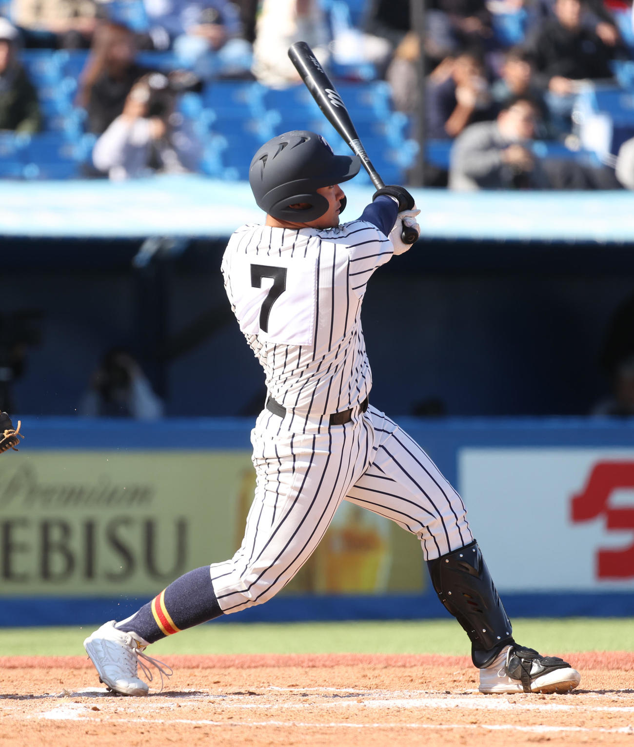 山梨学院対帝京　2回裏帝京1死、蔦原は左越えに本塁打を放つ（撮影・柴田隆二）