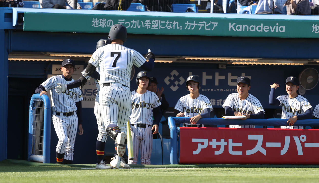 山梨学院対帝京　2回裏帝京1死、蔦原は左越えに本塁打を放ち生還しナインの出迎えを受ける（撮影・柴田隆二）