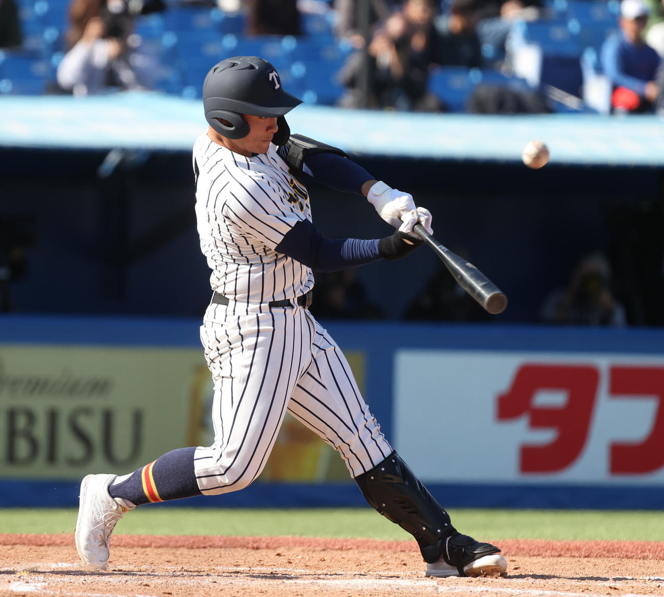 山梨学院対帝京　4回裏帝京1死二、三塁、蔦原は右犠飛を放つ（撮影・柴田隆二）
