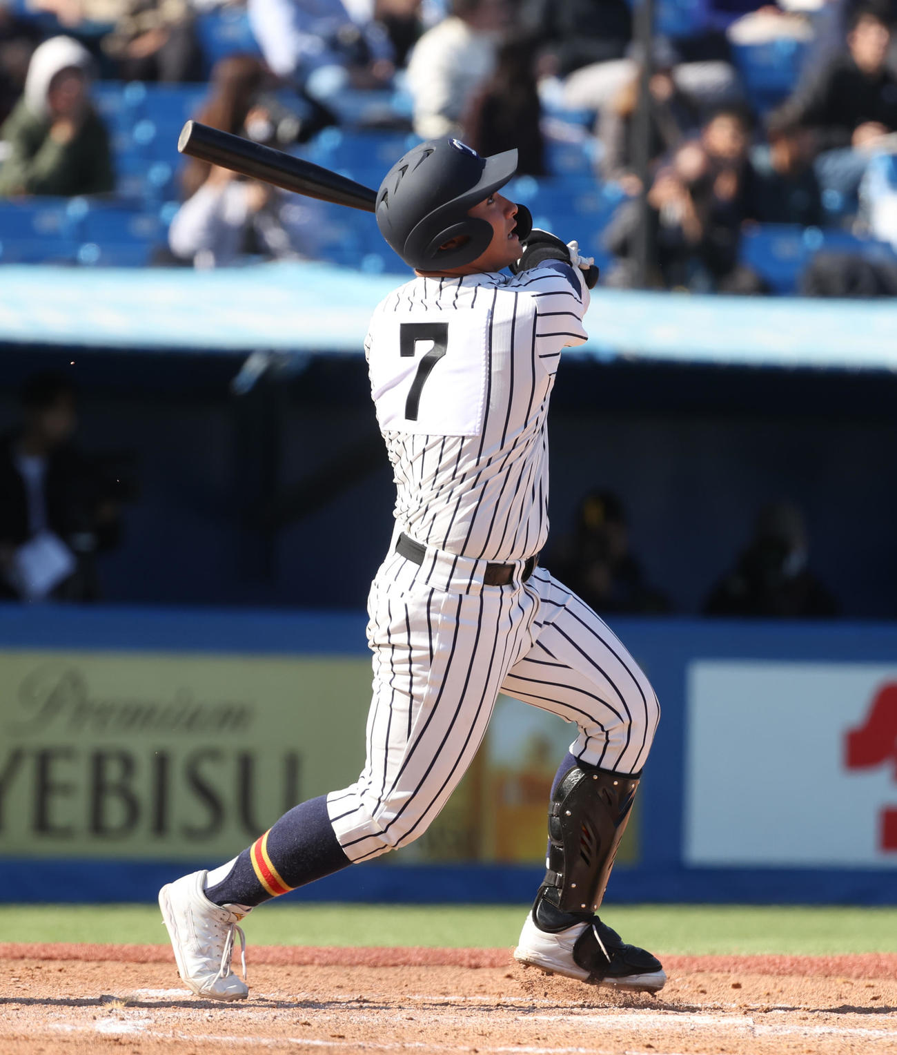 山梨学院対帝京　4回裏帝京1死二、三塁、蔦原は右犠飛を放つ（撮影・柴田隆二）