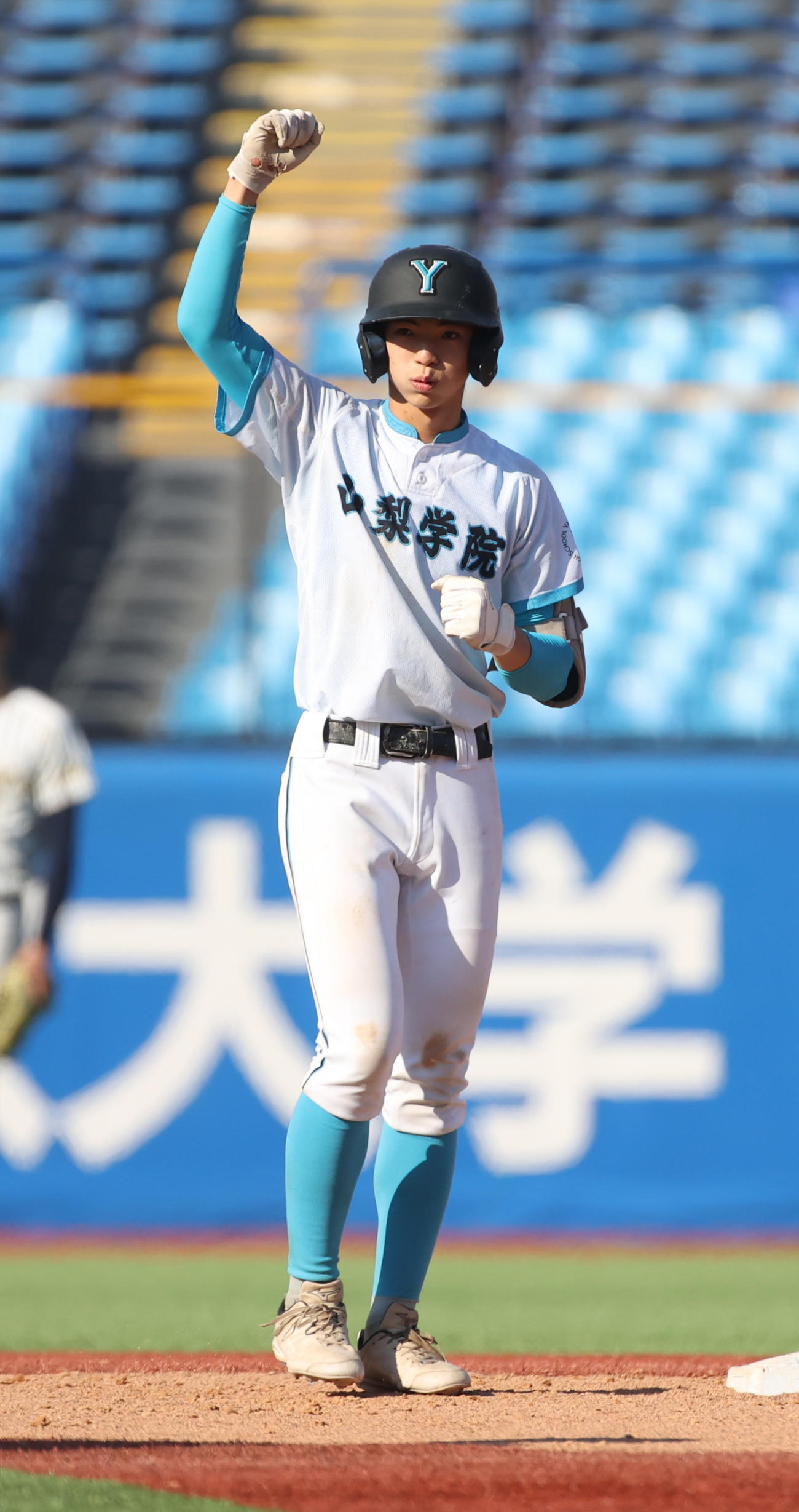山梨学院対帝京　9回表山梨学院2死二塁、光永は左翼線に適時二塁打を放ちガッツポーズする（撮影・柴田隆二）