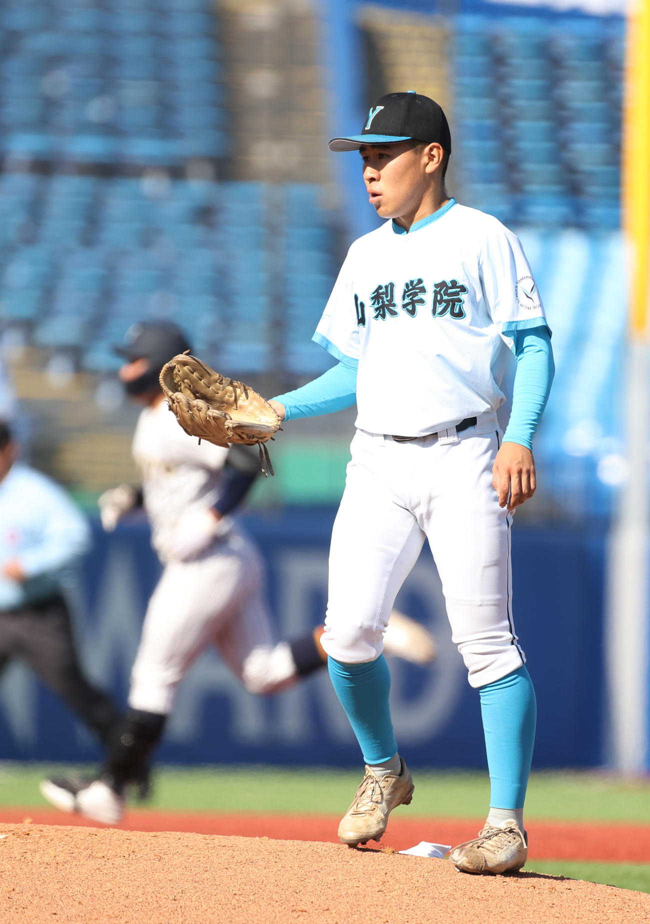 山梨学院対帝京　2回裏帝京1死、蔦原に左越えに本塁打を浴びた山梨学院・木田（撮影・柴田隆二）