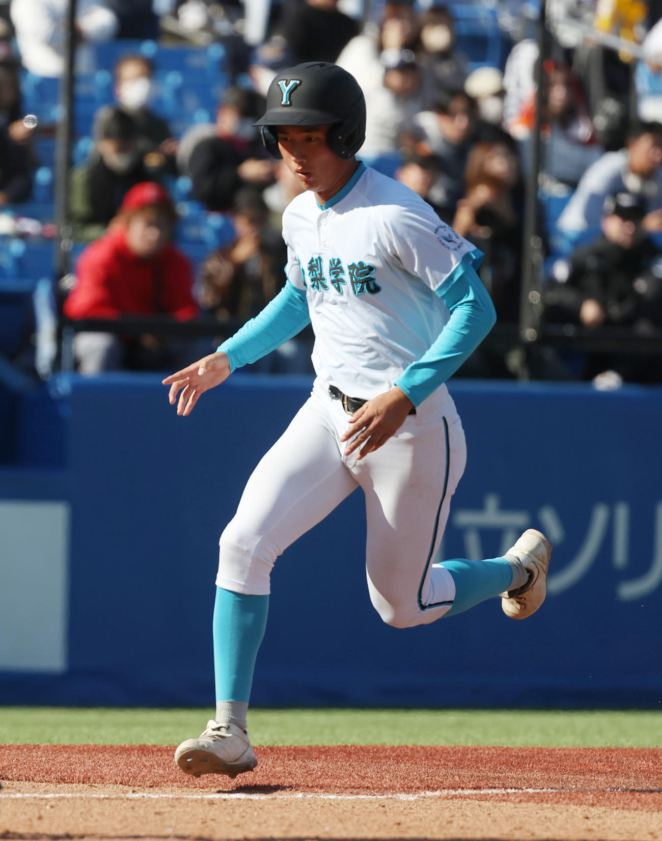 山梨学院対帝京　4回表山梨学院1死一、三塁、藤田のスクイズで三塁走者菅原が生還する（撮影・柴田隆二）