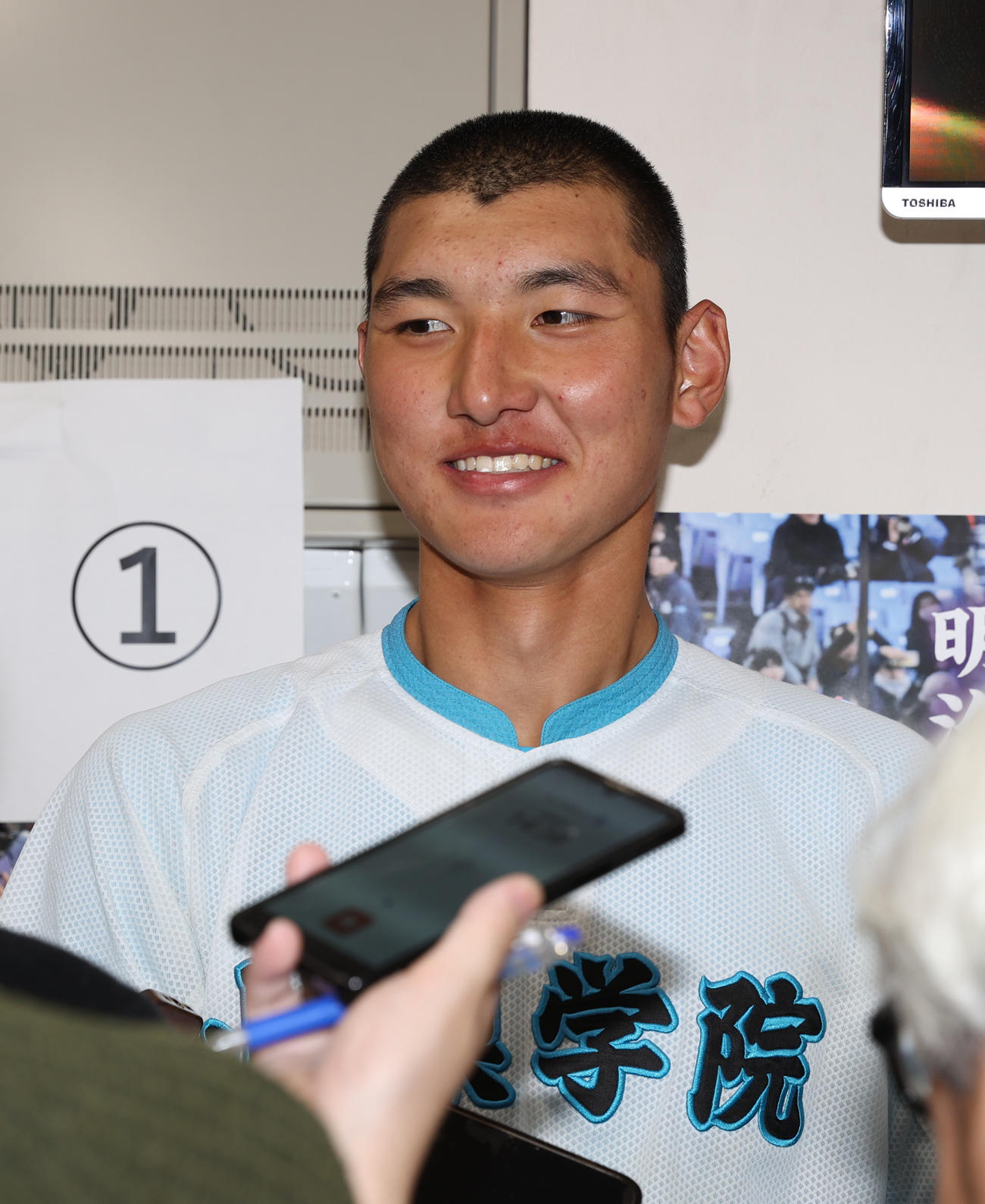 山梨学院対帝京　勝利した山梨学院・菰田は記者の質問に答える（撮影・柴田隆二）