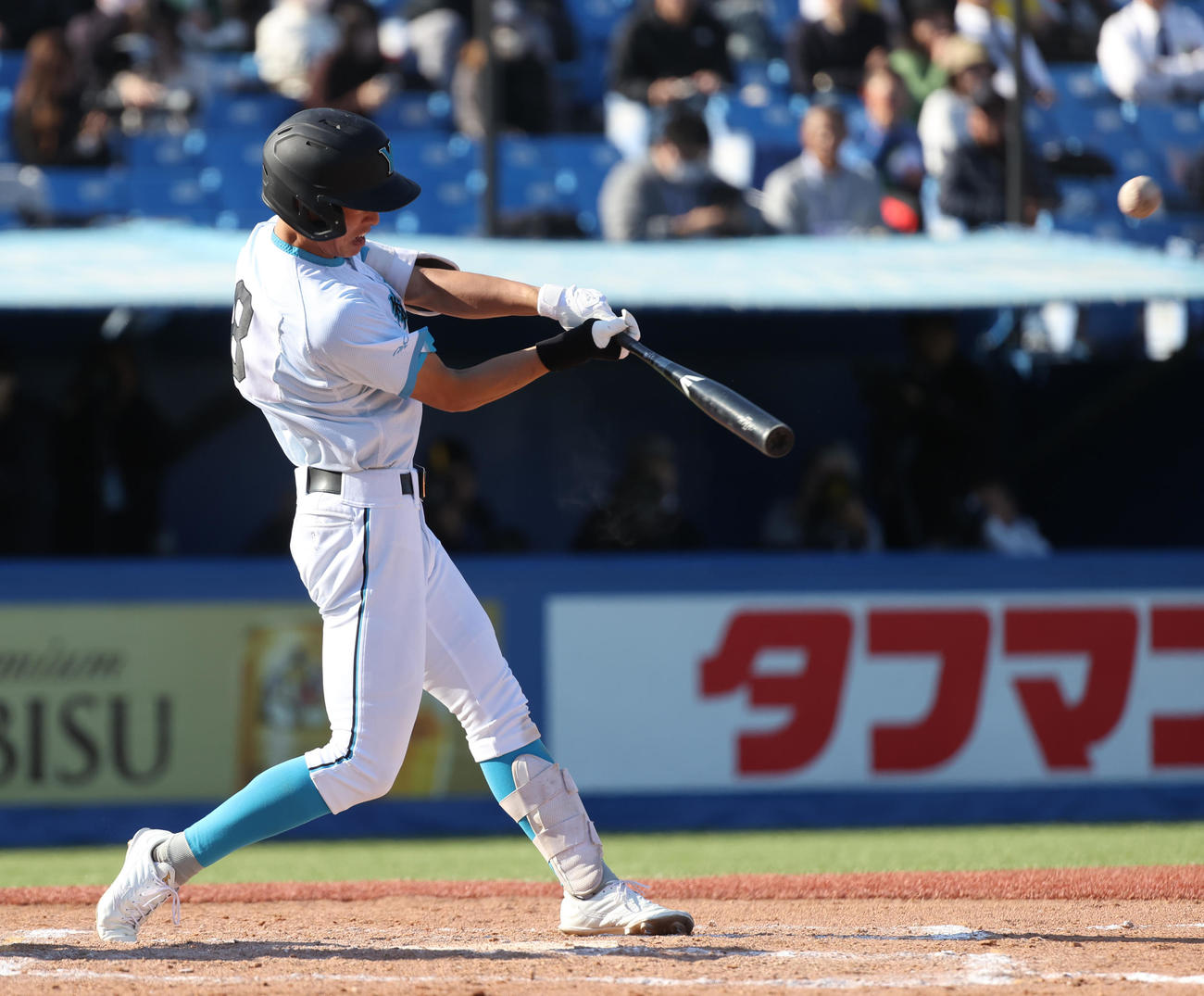 山梨学院対帝京　8回表山梨学院2死満塁、石井は右中間に走者一掃の適時二塁打を放つ（撮影・柴田隆二）