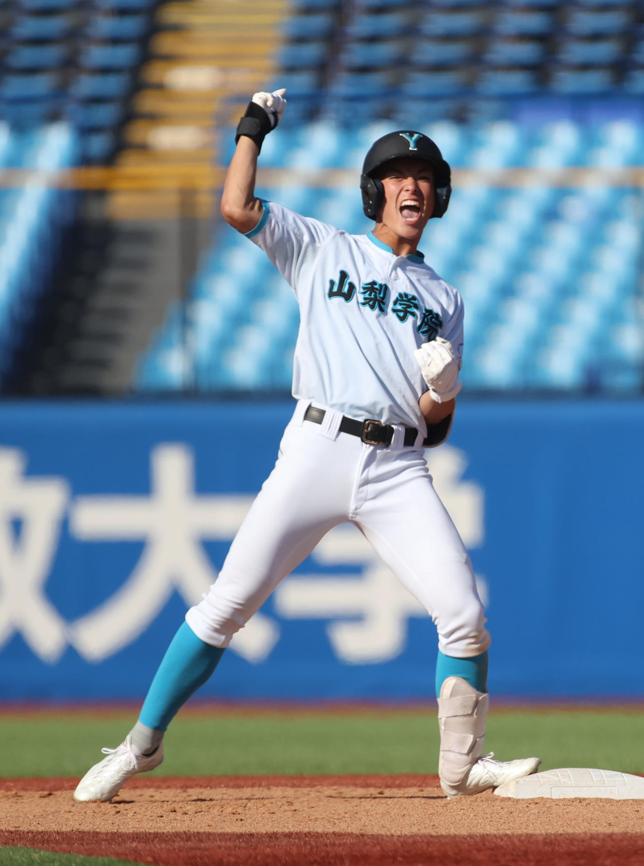 山梨学院対帝京　8回表山梨学院2死満塁、石井は右中間に走者一掃の適時二塁打を放ちガッツポーズする（撮影・柴田隆二）