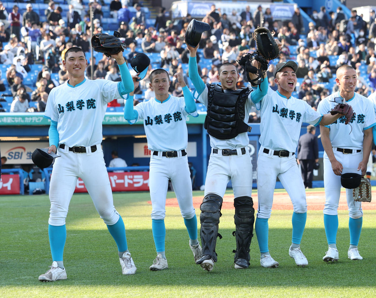 山梨学院対帝京　勝利した山梨学院・菰田主将（左端）らナインは応援団に手を振る（撮影・柴田隆二）