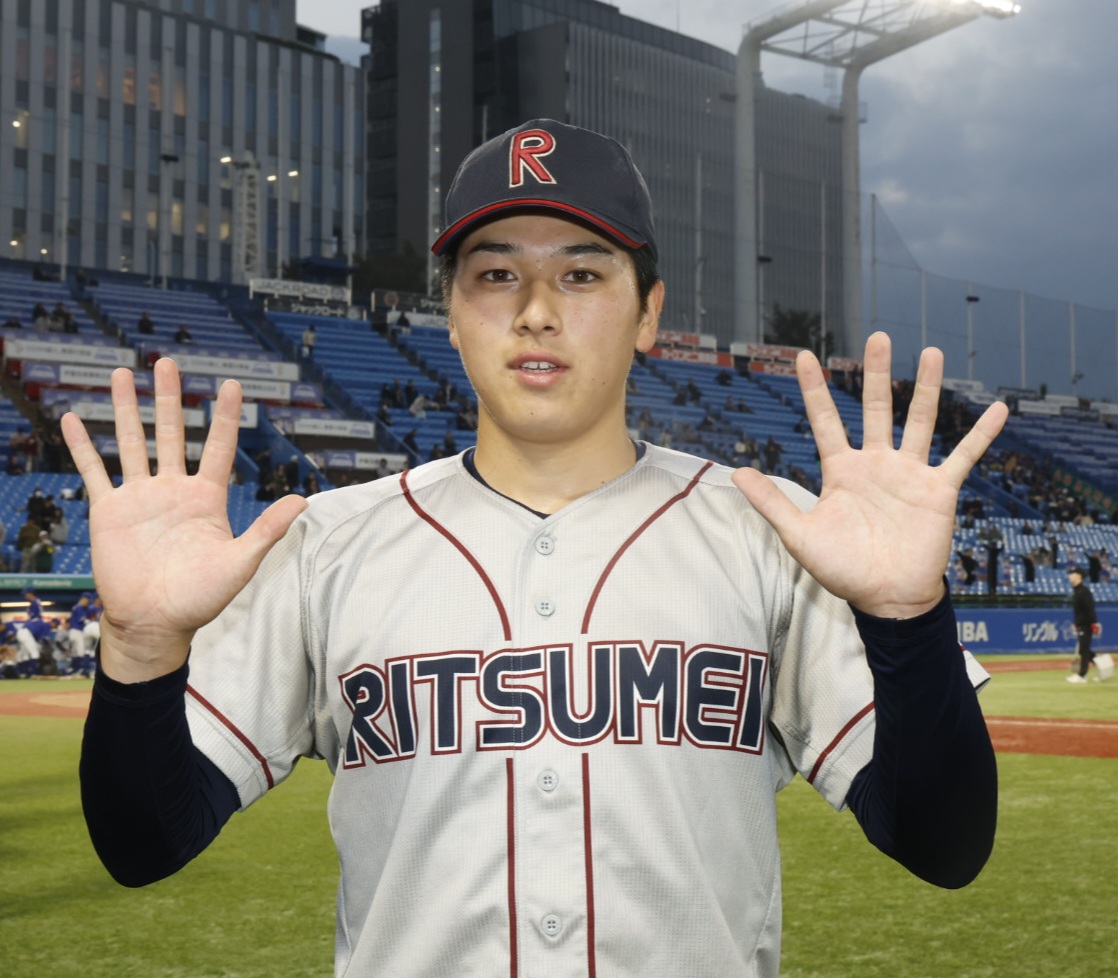 立命大対東農大北海道オホーツク　試合後、記念撮影に応じ、10者連続三振を記念しポーズを取る立命大・有馬