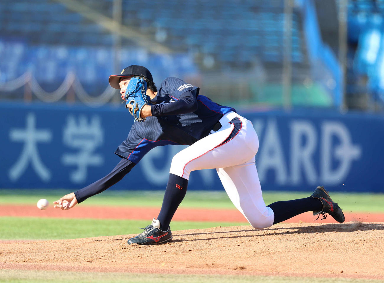 神大対東亜大　先発し力投する神大・松平（撮影・増田悦実）
