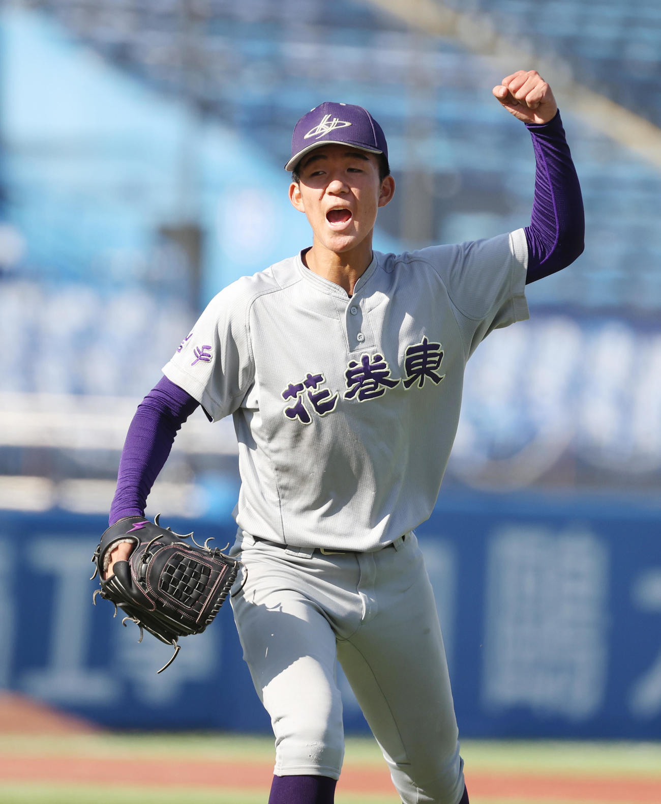 崇徳対花巻東　1失点の完投勝利を挙げた花巻東・萬谷はガッツポーズする（撮影・柴田隆二）