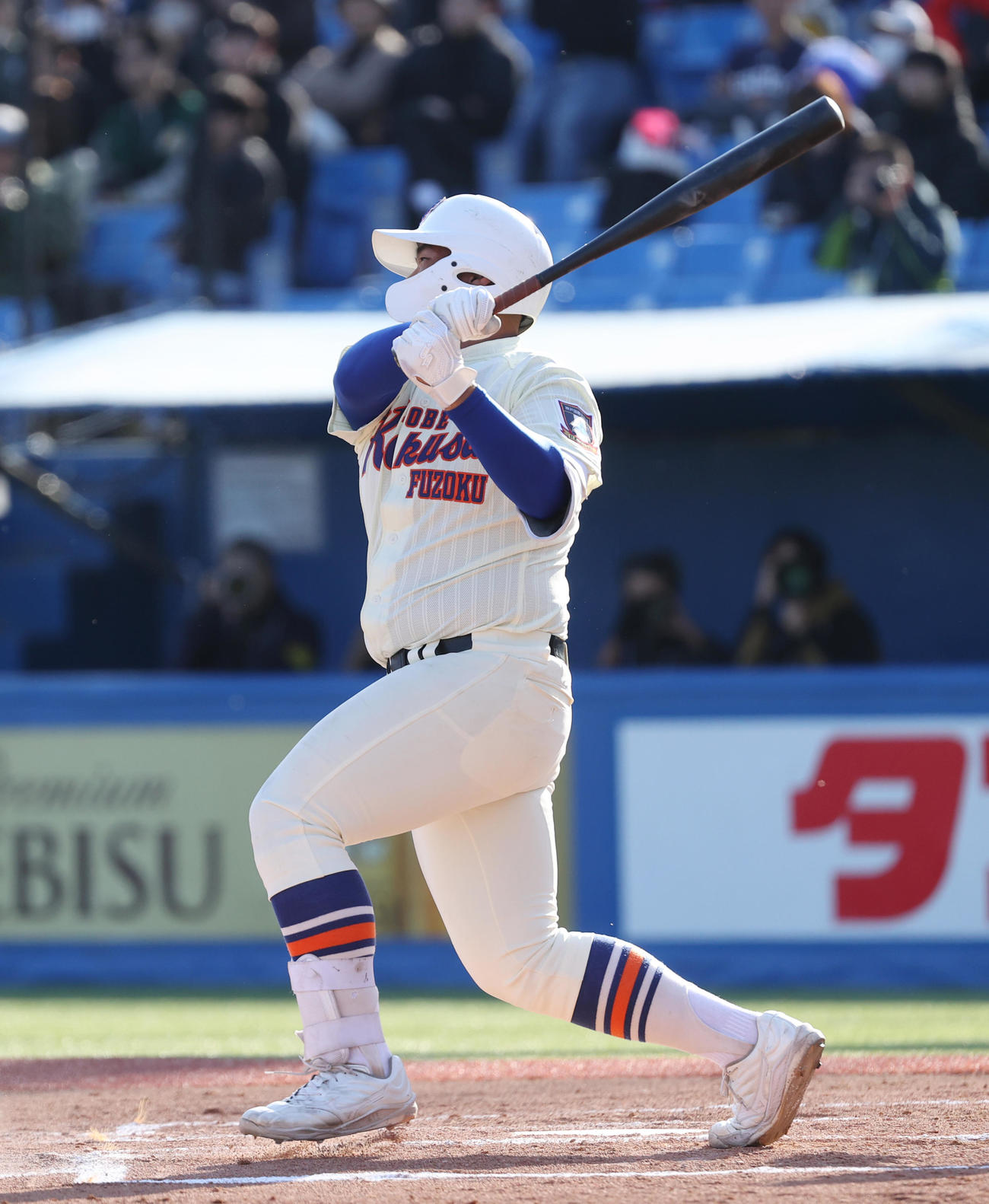 神戸国際大付対中京大中京　2回表神戸国際大付無死、石原は右中間に本塁打を放つ（撮影・柴田隆二）