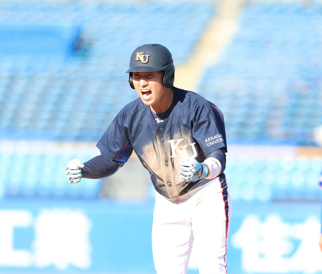 神大対東亜大　2回表神大無死一塁、内野安打を放ち喜びの声を上げる岩田（撮影・増田悦実）