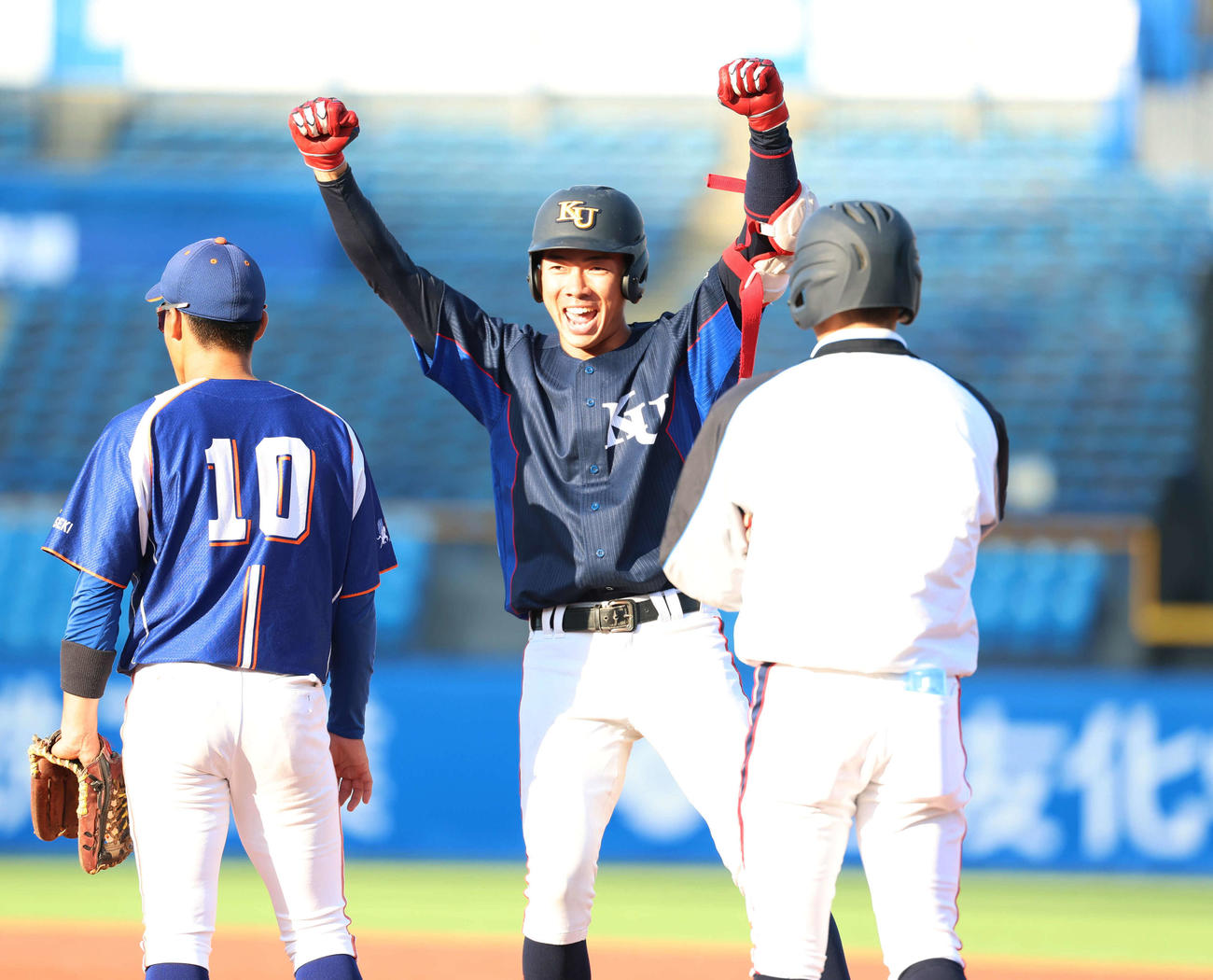 神大対東亜大　5回表神大2死三塁、適時打を放ちガッツポーズをする法輪（撮影・増田悦実）