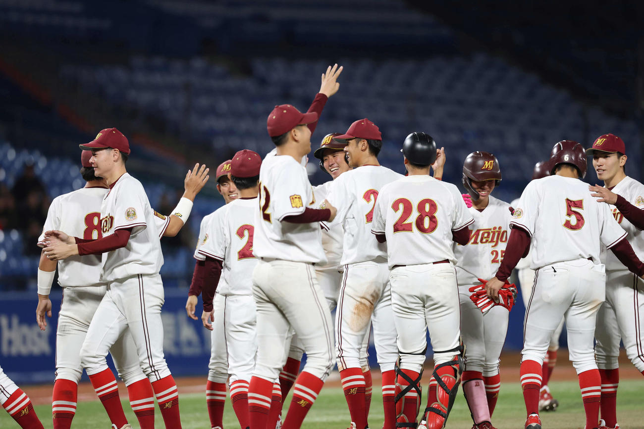 杏林大対名城大　10回裏名城大1死一、二塁、高桑の適時二塁打でサヨナラ勝ちし喜ぶ名城大ナイン（撮影・増田悦実）