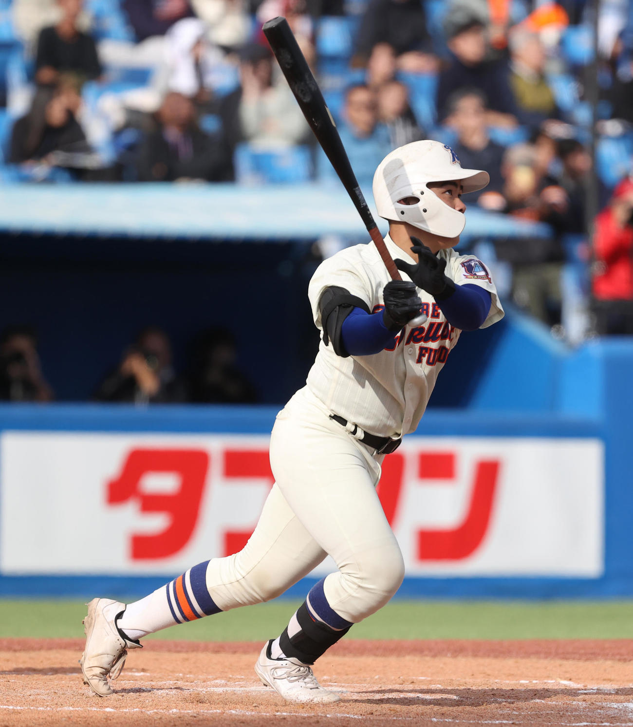 神戸国際大付対中京大中京　4回表神戸国際大付2死二塁、井本は右越えに本塁打を放つ（撮影・柴田隆二）