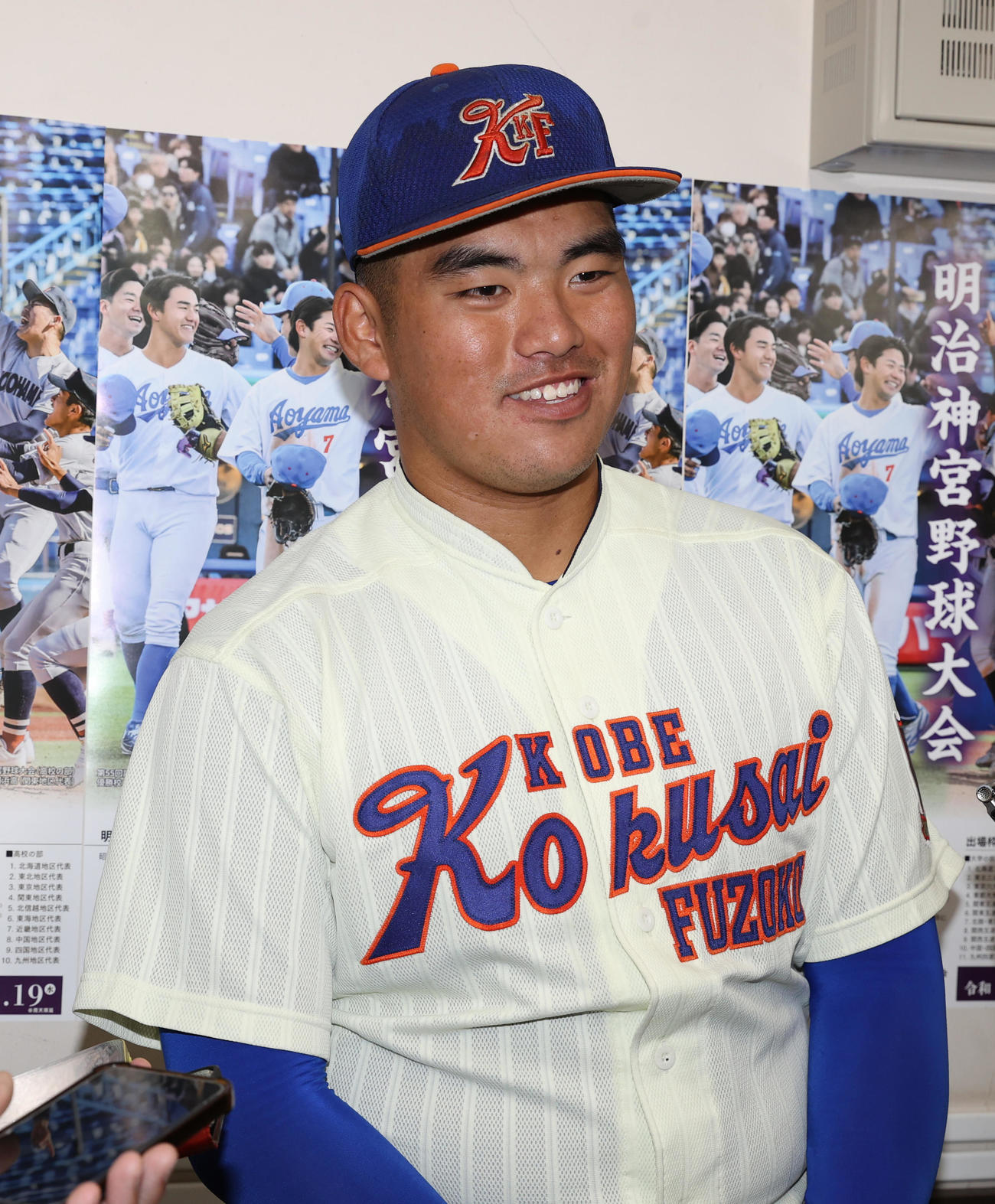 神戸国際大付対中京大中京　本塁打の神戸国際大付・石原は笑顔で会見する（撮影・柴田隆二）