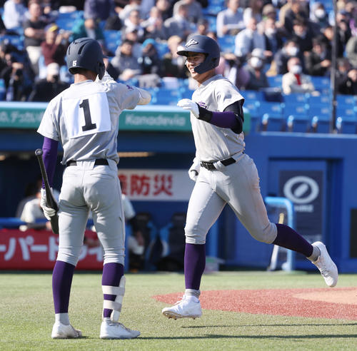 崇徳対花巻東　6回裏花巻東2死、古城（右）は左越えに本塁打を放ち萬谷とハイタッチする（撮影・柴田隆二）