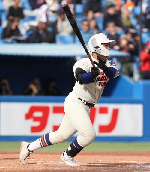 神戸国際大付対中京大中京　4回表神戸国際大付2死二塁、井本は右越えに本塁打を放つ（撮影・柴田隆二）