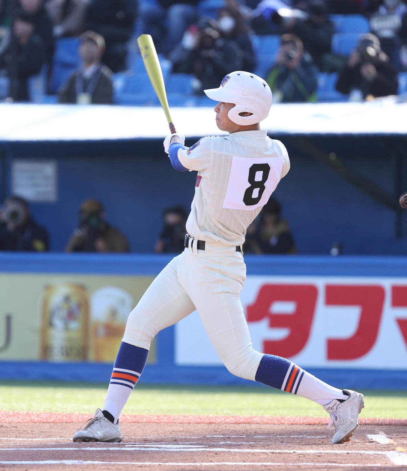 神戸国際大付対中京大中京　1回表神戸国際大付無死、田中は右越えに本塁打を放つ（撮影・柴田隆二）