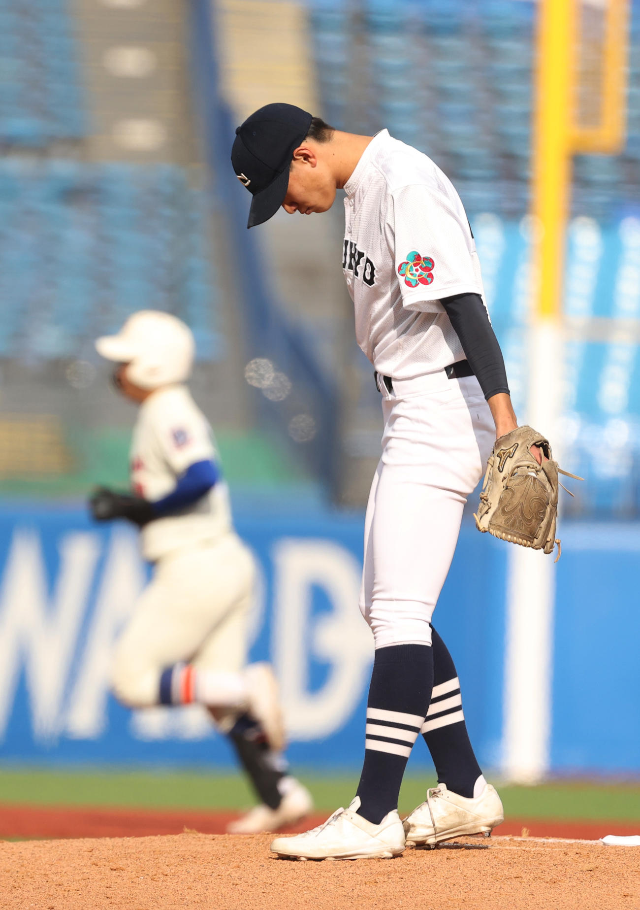 神戸国際大付対中京大中京　4回表神戸国際大付2死二塁、井本に右越えに本塁打を浴びた中京大中京・安藤（撮影・柴田隆二）
