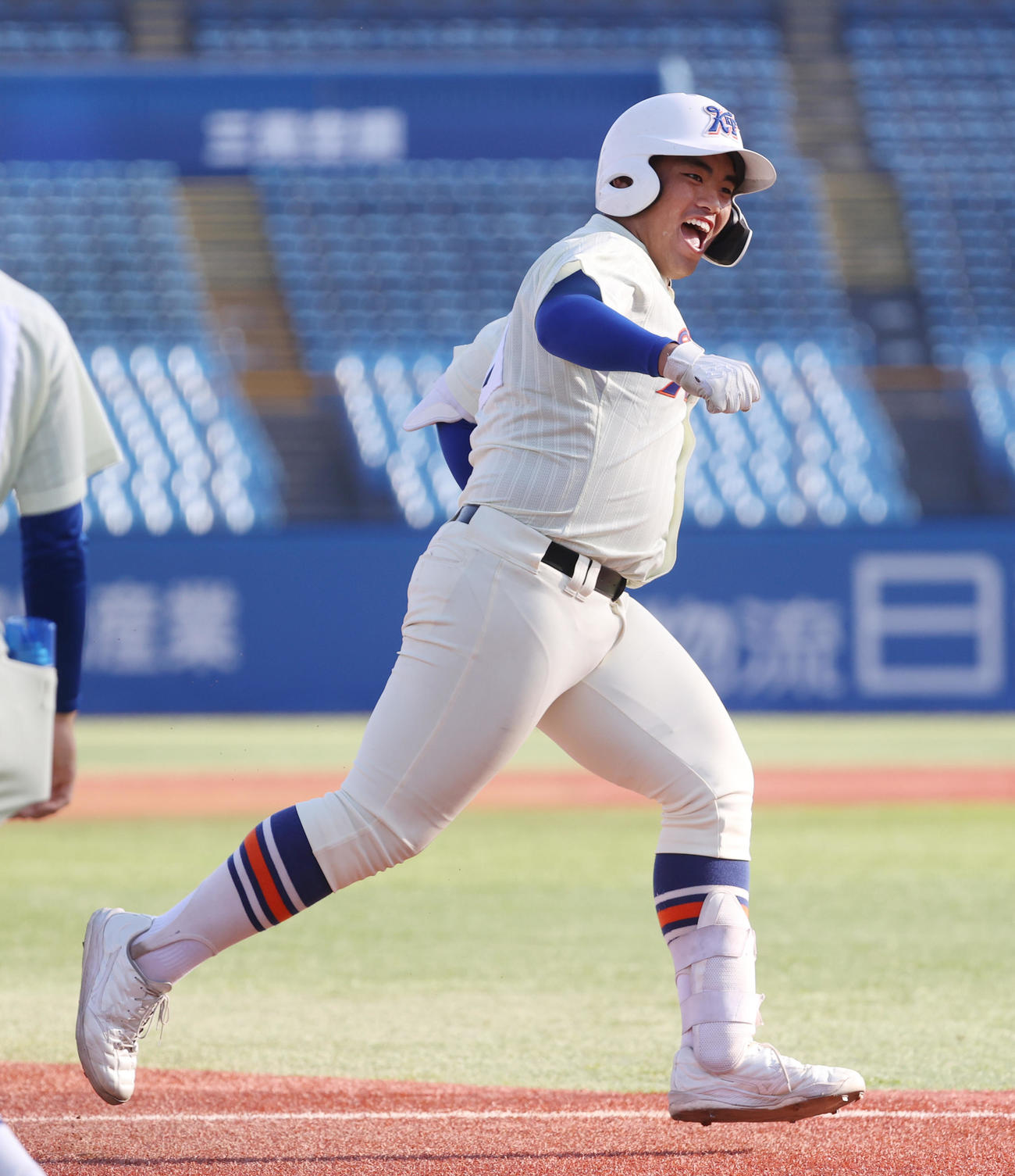 神戸国際大付対中京大中京　2回表神戸国際大付無死、石原は右中間に本塁打を放ち雄たけびを上げる（撮影・柴田隆二）