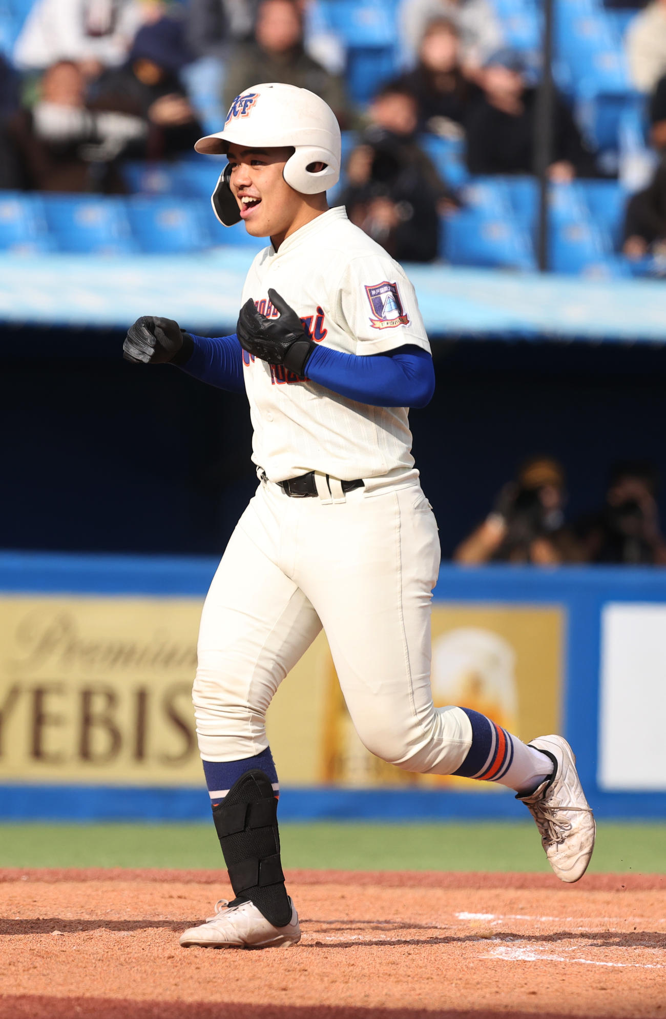 神戸国際大付対中京大中京　4回表神戸国際大付2死二塁、井本は右越えに本塁打を放ち生還する（撮影・柴田隆二）