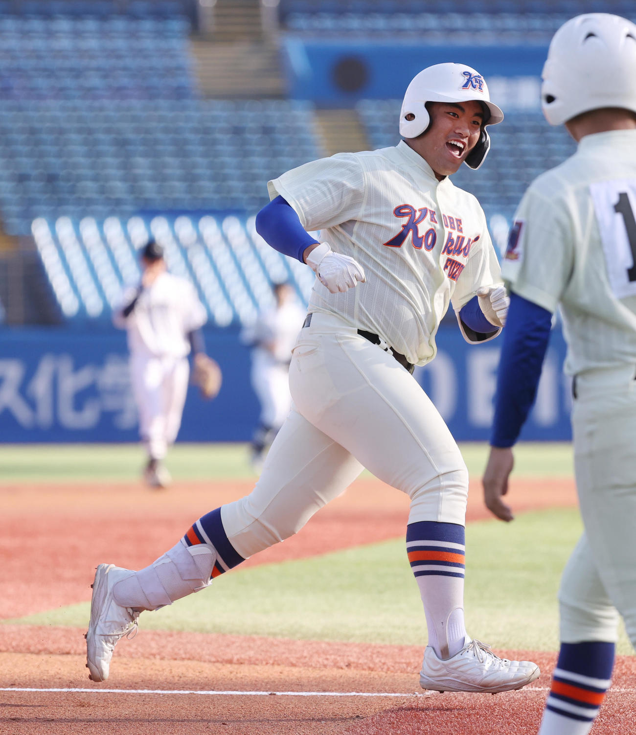 神戸国際大付対中京大中京　2回表神戸国際大付無死、石原は右中間に本塁打を放ち雄たけびを上げる（撮影・柴田隆二）