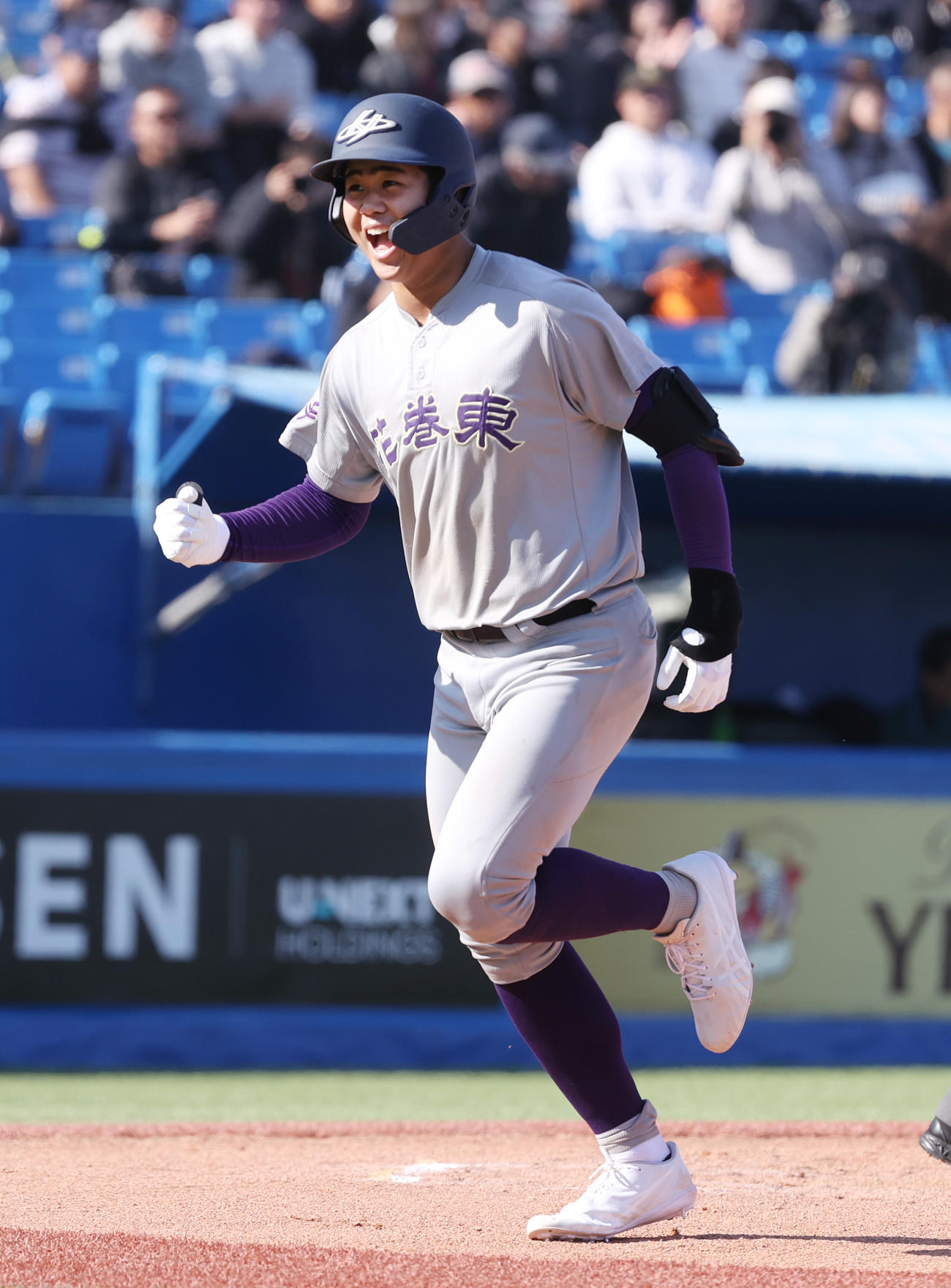 崇徳対花巻東　6回裏花巻東2死、古城は左越えに本塁打を放ちガッツポーズする（撮影・柴田隆二）
