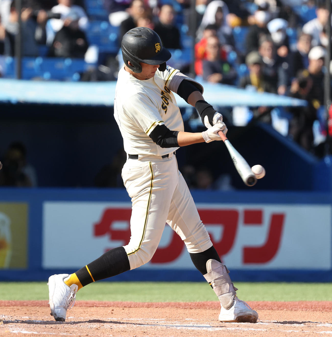 崇徳対花巻東　7回表崇徳2死二塁、国川は左中間に適時二塁打を放つ（撮影・柴田隆二）