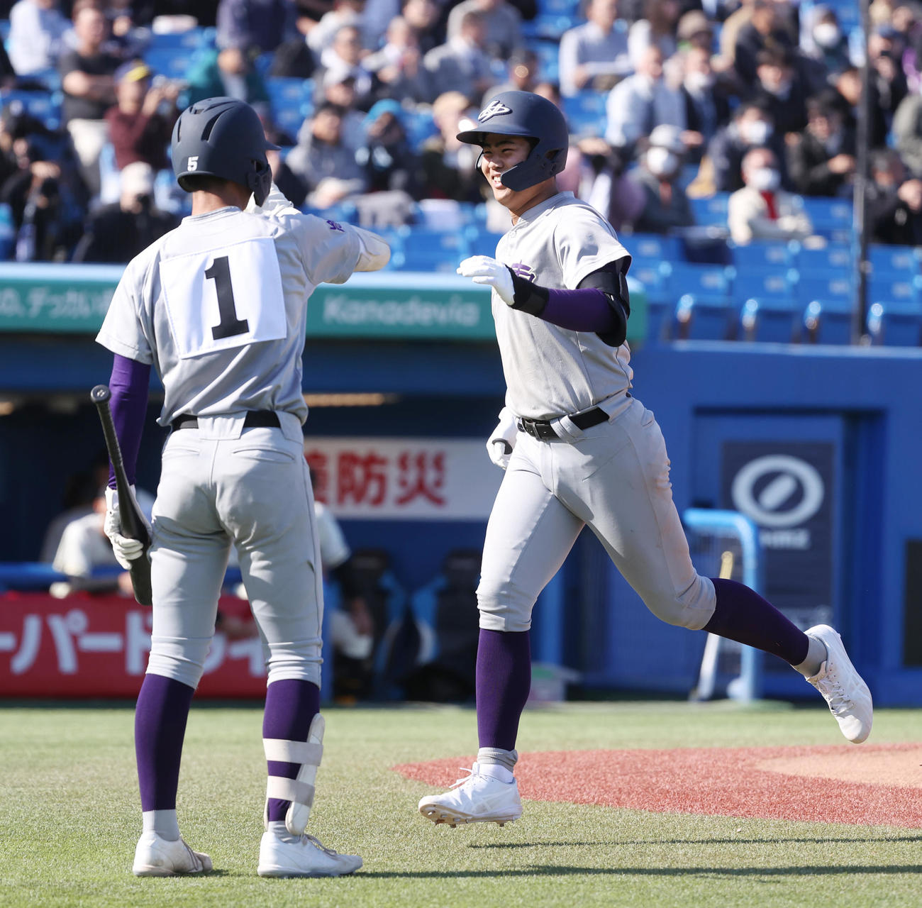 崇徳対花巻東　6回裏花巻東2死、古城（右）は左越えに本塁打を放ち萬谷とハイタッチする（撮影・柴田隆二）
