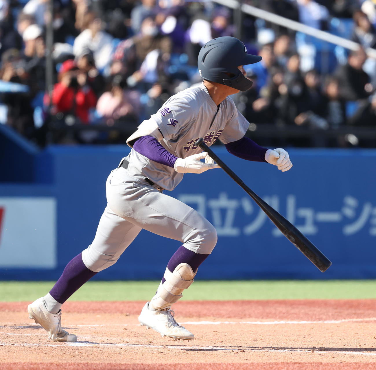 崇徳対花巻東　8回裏花巻東1死満塁、萬谷は中前に2点適時打を放つ（撮影・柴田隆二）