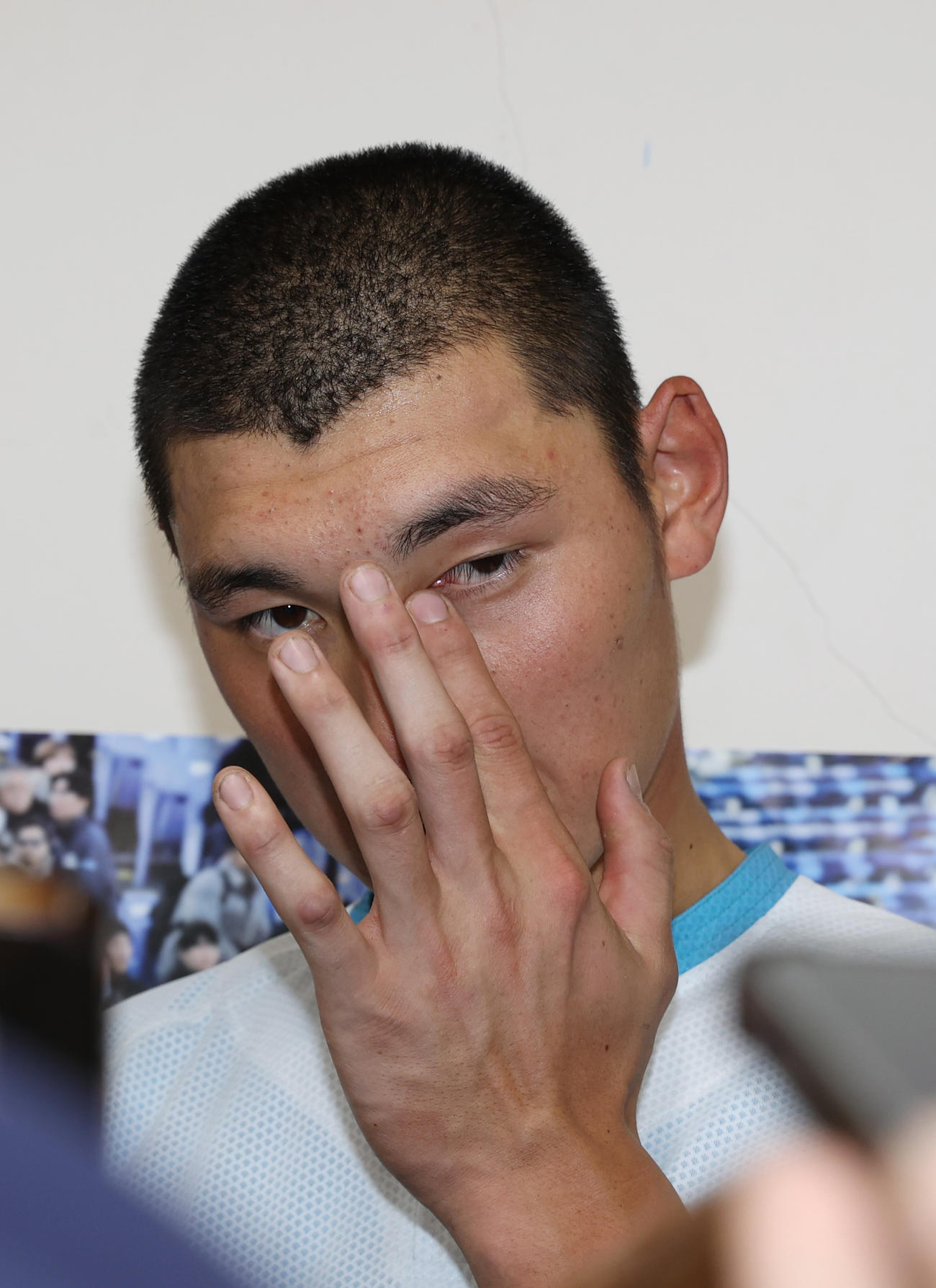 山梨学院対九州国際大付　自らの暴投でサヨナラ負けした山梨学院・菰田は涙ぐむ（撮影・柴田隆二）