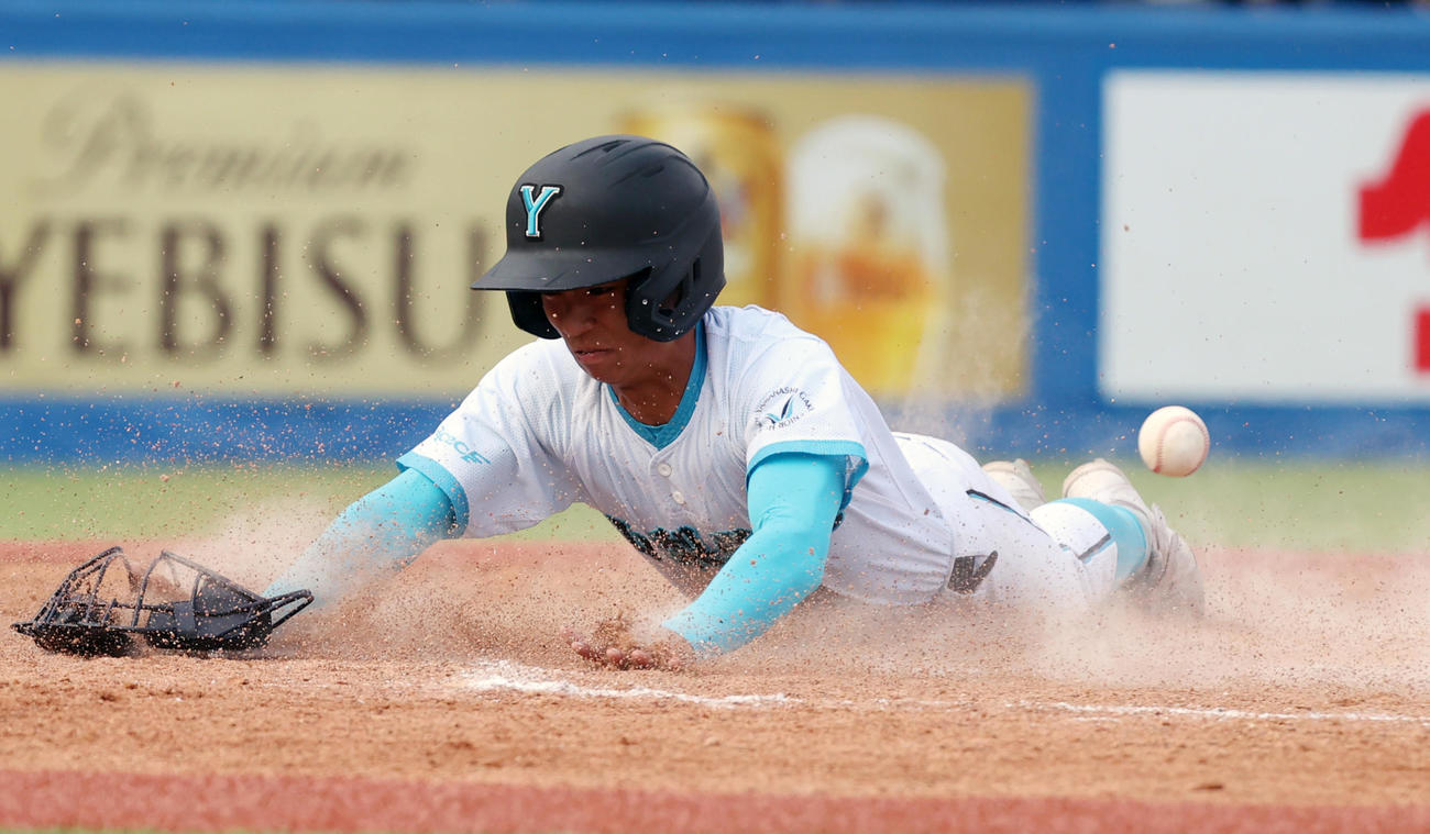 山梨学院対九州国際大付　2回表山梨学院1死二、三塁、光永の遊ゴロを九州国際大付・城野捕手が落球し三塁走者杉村が生還する（撮影・柴田隆二）
