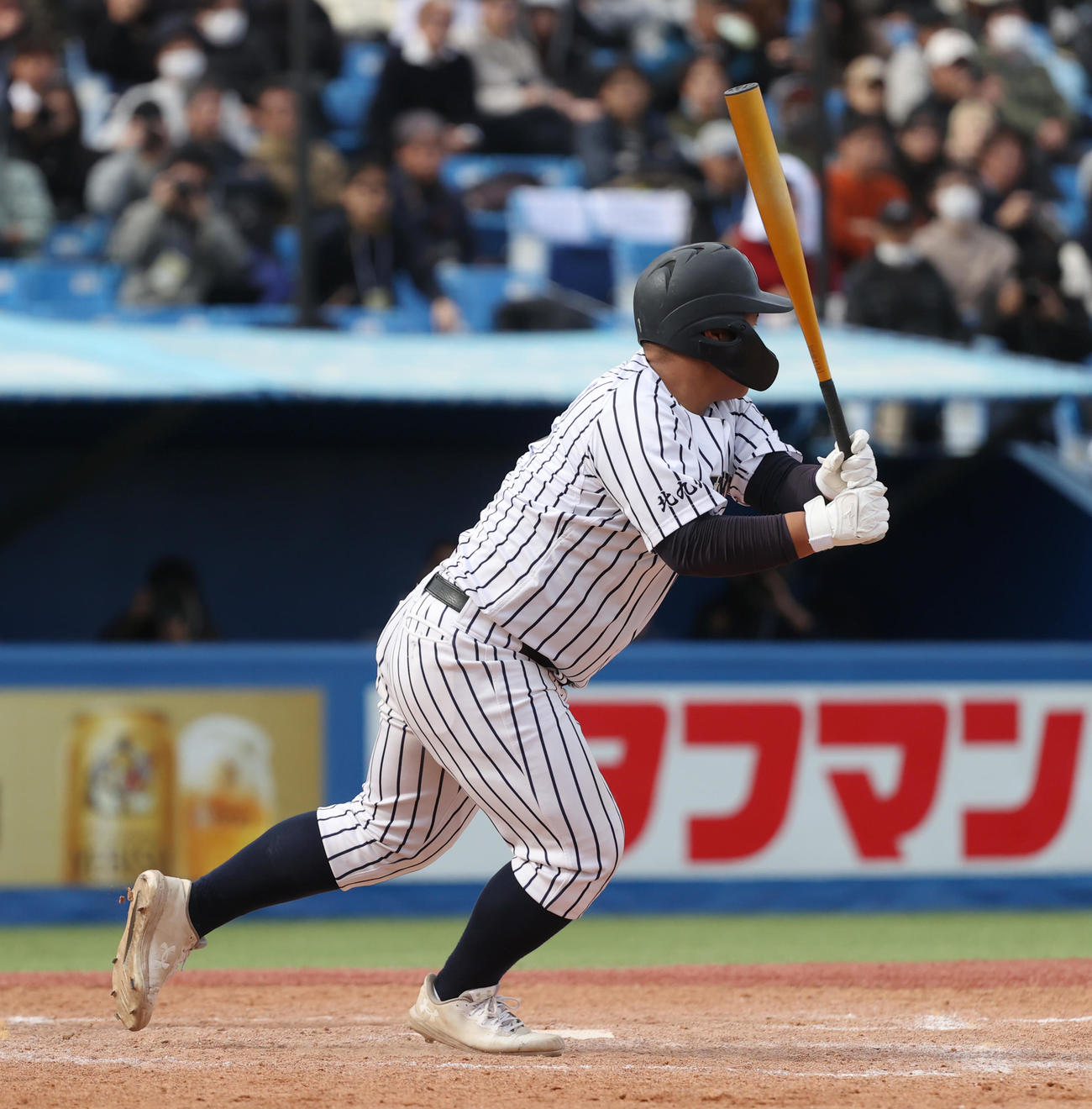 山梨学院対九州国際大付　4回裏九州国際大付1死一、二塁、上岡は左前に適時打を放つ（撮影・柴田隆二）