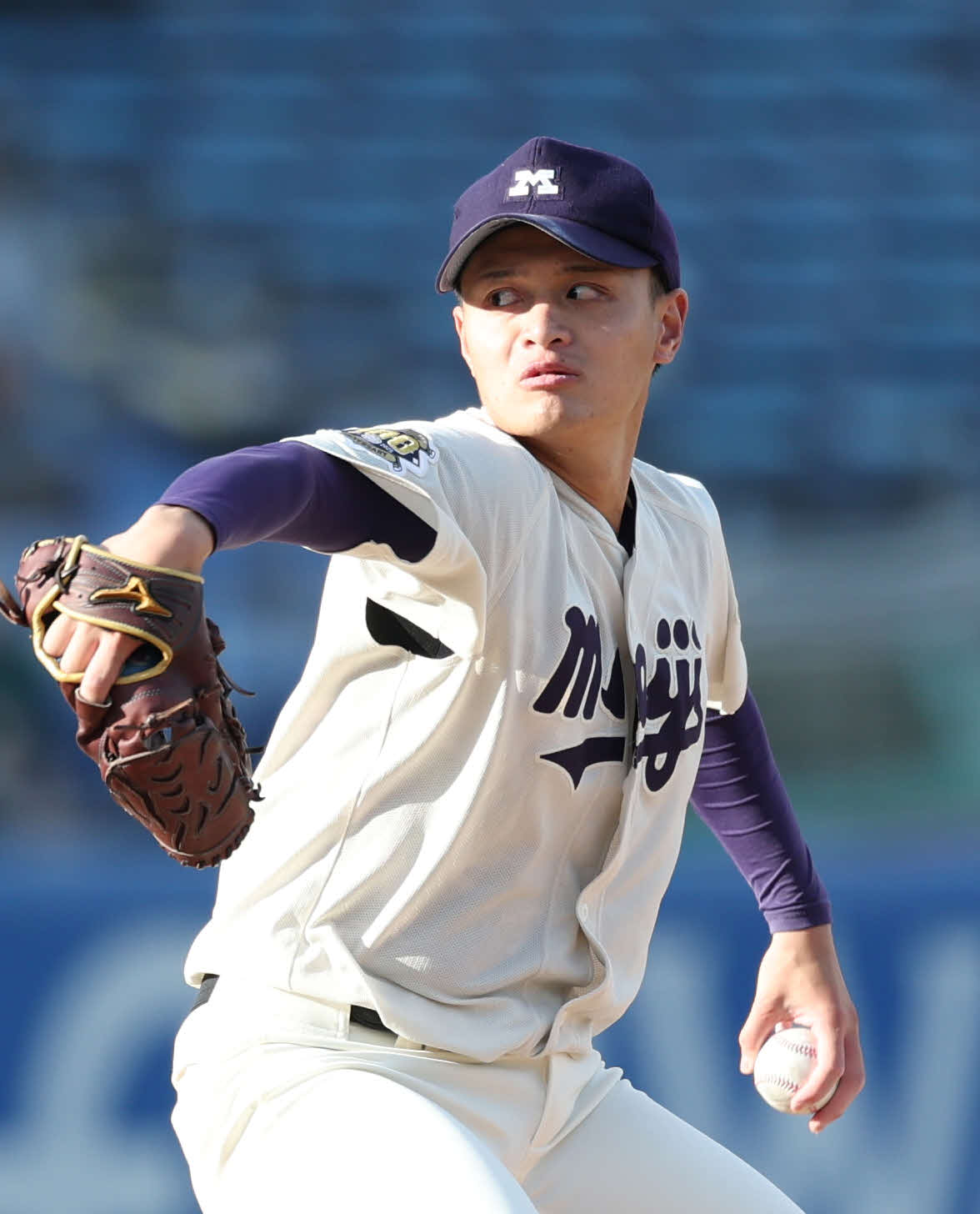 立命館大対明大　先発し力投する明大・毛利（撮影・増田悦実）