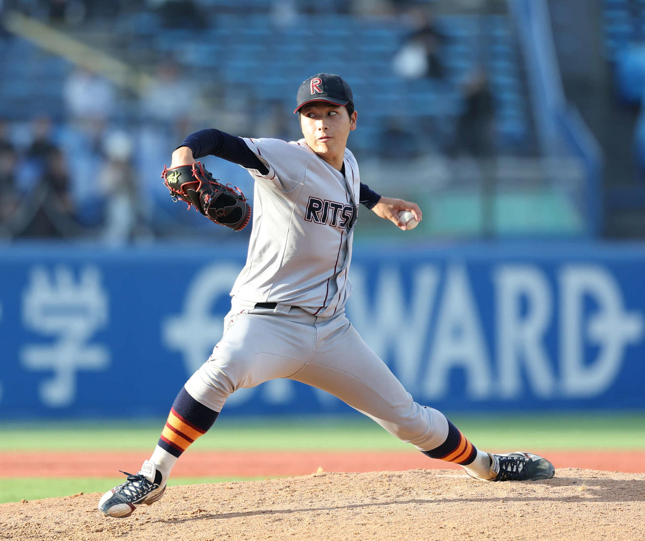 立立命館大対明大　4回裏から登板し力投する立命館大・有馬（撮影・増田悦実）