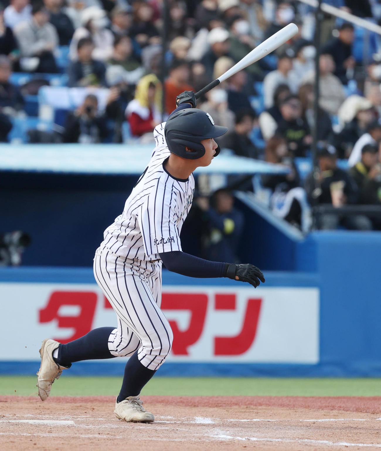 山梨学院対九州国際大付　7回裏九州国際大付無死、牟礼は中越えに本塁打を放つ（撮影・柴田隆二）