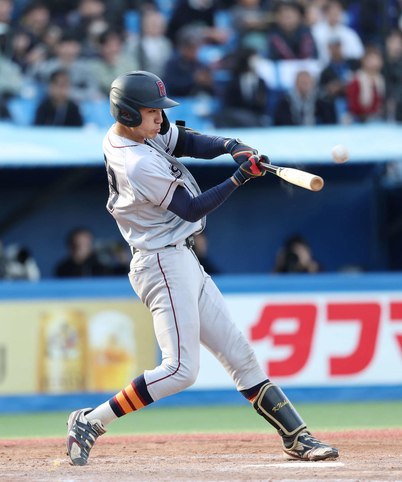 立命館大対明大　5回表立命館大2死一、左ソロ本塁打を放つ西野（撮影・増田悦実）