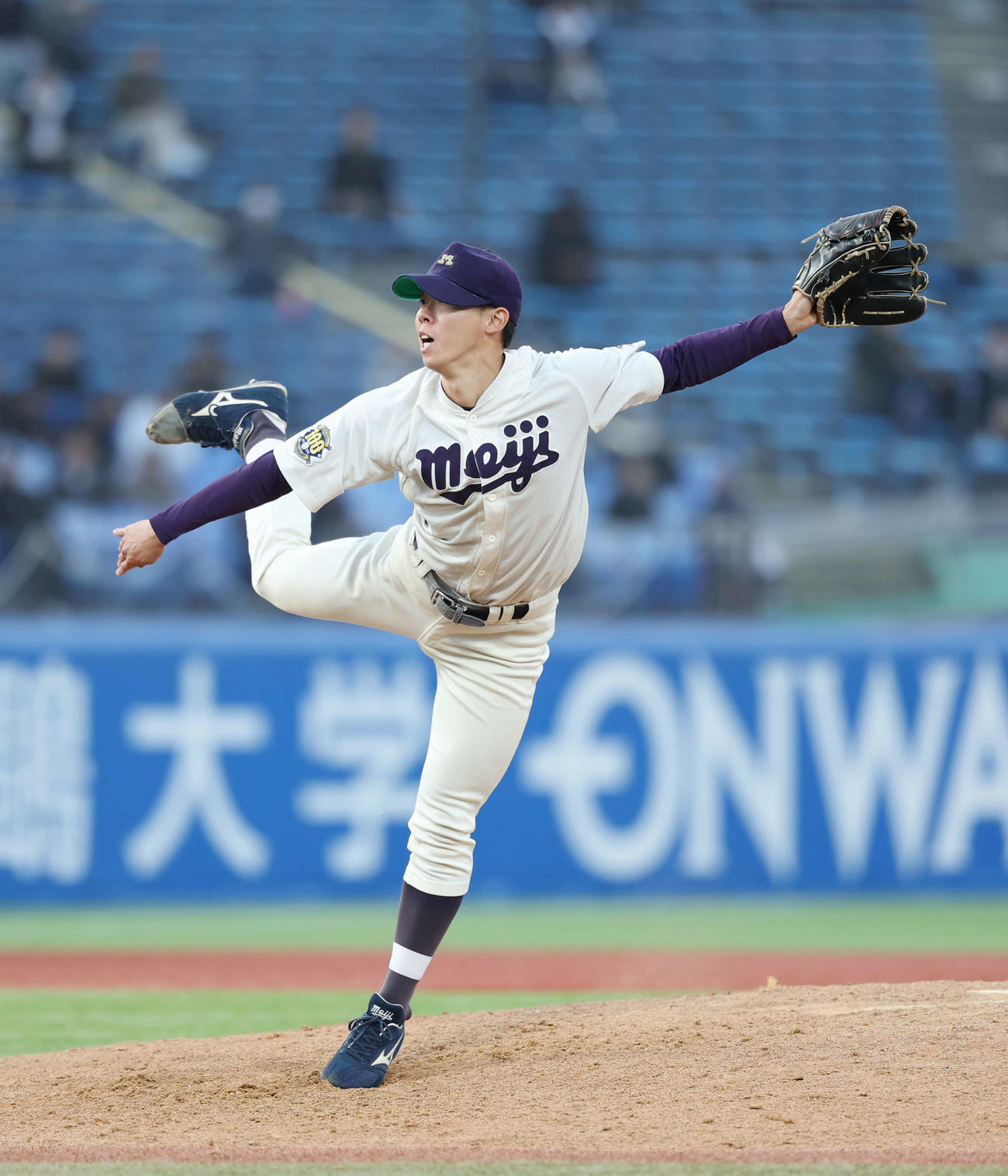 立命館大対明大　8回表から登板し力投する明大・大川（撮影・増田悦実）