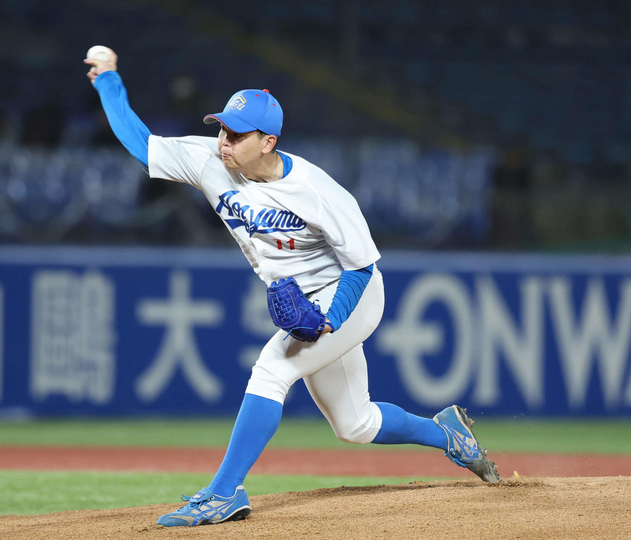 佛教大対青学大　先発し力投する青学大・中西（撮影・増田悦実）