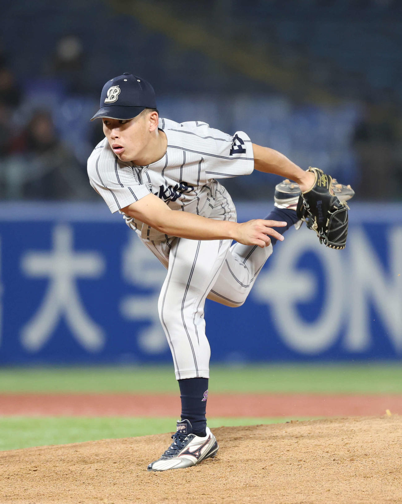 佛教大対青学大　先発し力投する佛教大・野村（撮影・増田悦実）