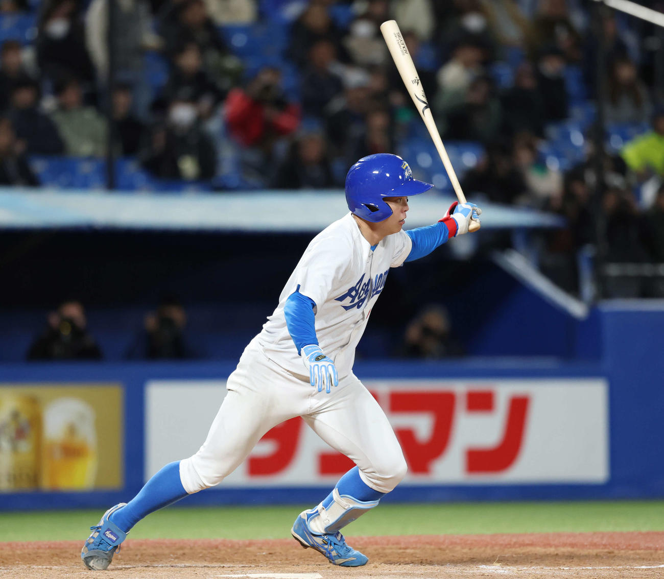 佛教大対青学大　4回裏青学大2死三塁、適時内野安打を放つ中西（撮影・増田悦実）