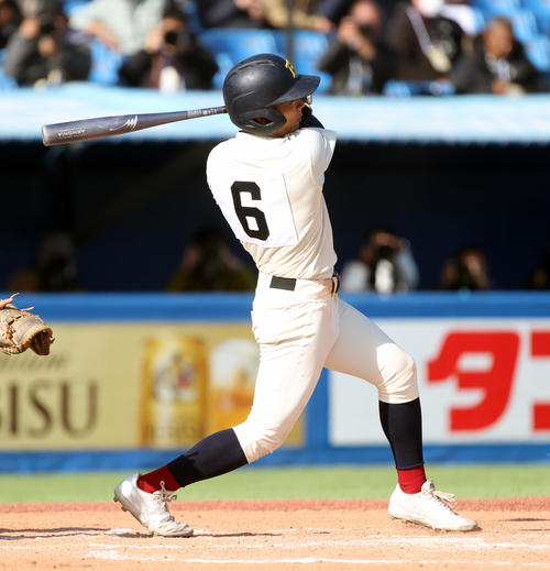 英明対北照　　7回裏北照2死一、三塁、堀井は遊撃適時内野安打を放つ（撮影・柴田隆二）
