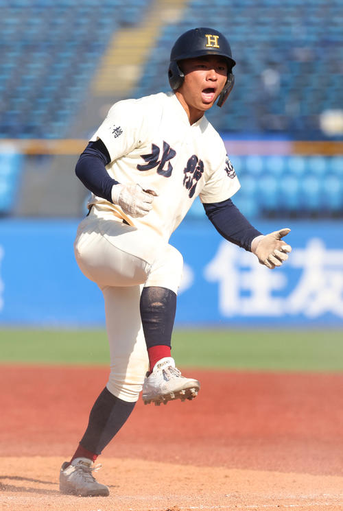 英明対北照　　7回裏北照2死一、三塁、堀井は遊撃適時内野安打を放ちポーズを決める（撮影・柴田隆二）