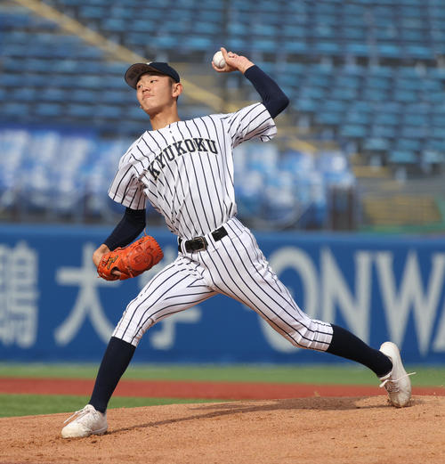 山梨学院対九州国際大付　先発した九州国際大付・岩見（撮影・柴田隆二）
