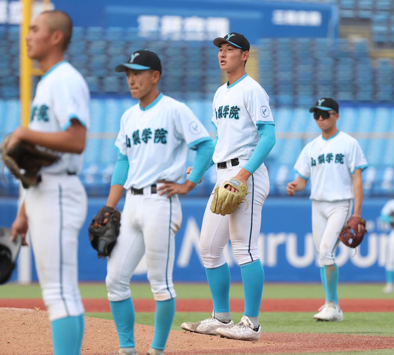 山梨学院対九州国際大付　9回裏九州国際大付2死満塁、自らの暴投でサヨナラ負けにぼう然の山梨学院・菰田（左から3人目）とナイン（撮影・柴田隆二）