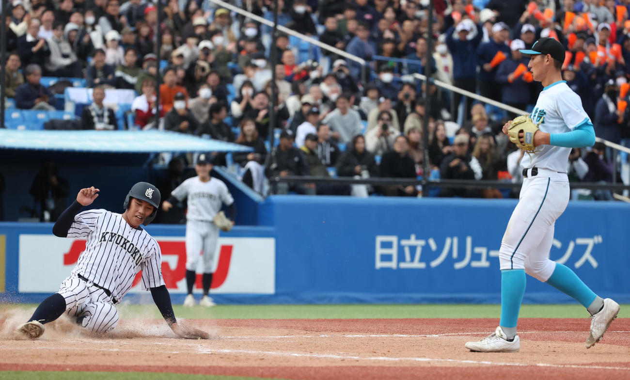 山梨学院対九州国際大付　9回裏九州国際大付2死満塁、山梨学院・菰田（右）の暴投で三塁走者牟礼が生還する。二塁走者も生還しサヨナラ負けになる（撮影・柴田隆二）
