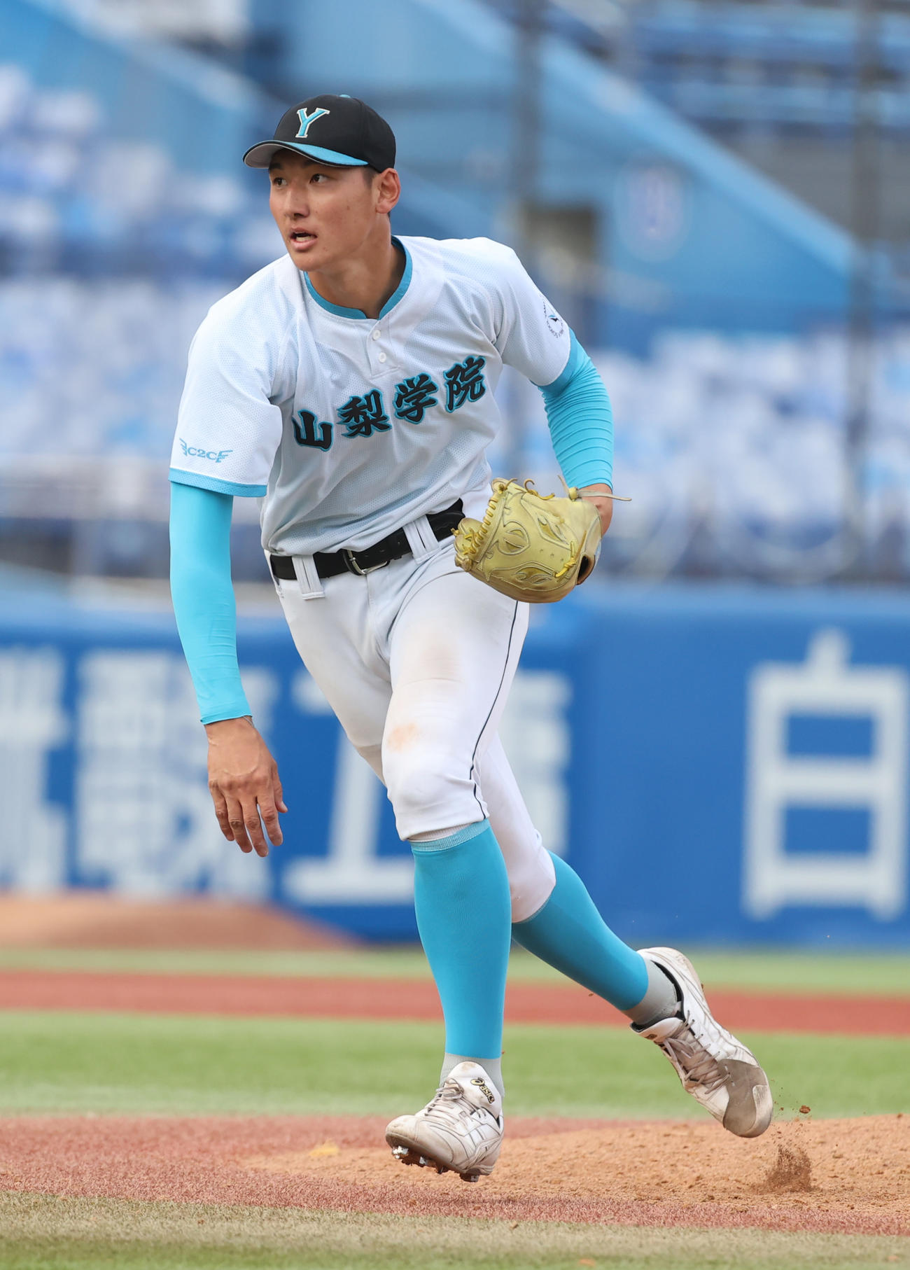 山梨学院対九州国際大付　9回裏九州国際大付2死満塁、代打・小山田に投球する山梨学院・菰田、暴投で2者生還しサヨナラ負けになる（撮影・柴田隆二）