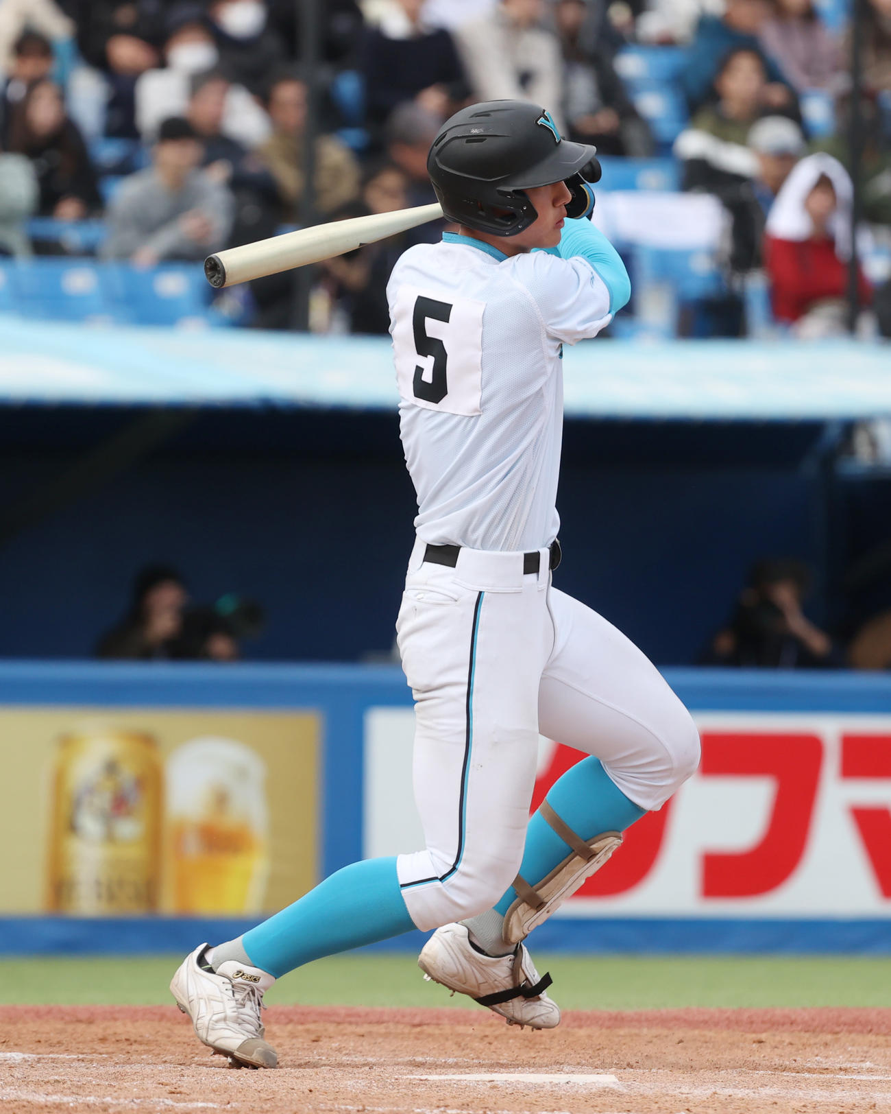 山梨学院対九州国際大付　3回表山梨学院無死一塁、菰田は右前安打を放つ（撮影・柴田隆二）